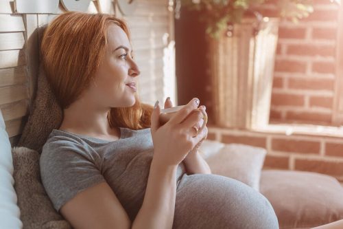 5 natuurlijke remedies om de bevalling te versnellen