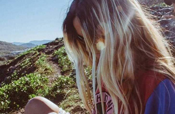 Alleenstaande moeder met zonnebril op