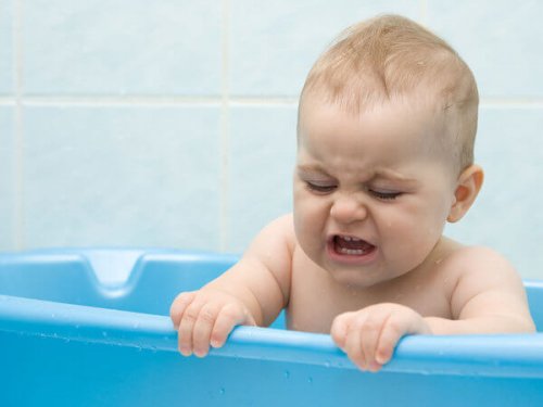 Hoe vaak moet een baby gebadderd worden en tips voor het badderen