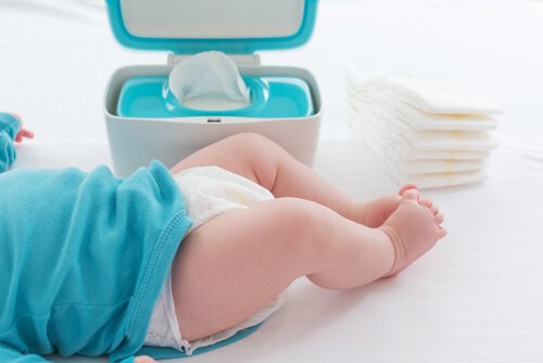 7 Fouten die we maken bij het omdoen van een luier zoals bijvoorbeeld het niet goed schoonmaken van de geslachtsdelen van de baby