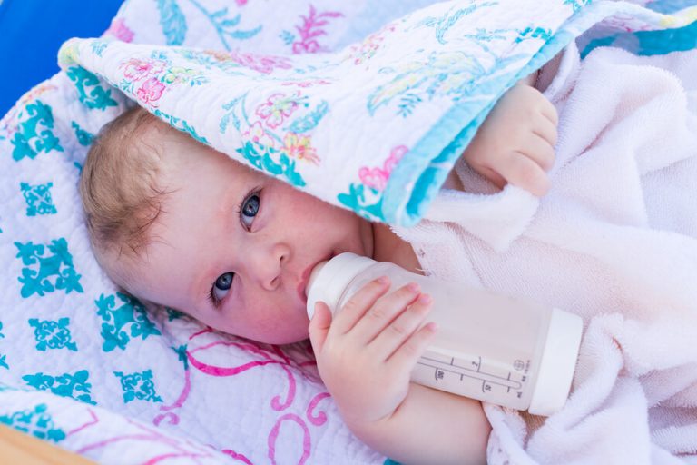 Baby met een gebloemde deken