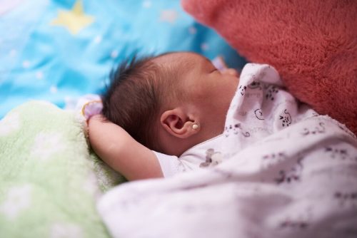 Alles wat je moet weten over het piercen van je baby's oren