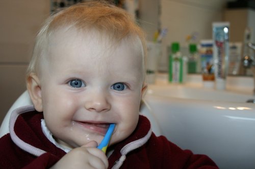 Baby met blauwe tandenborstel