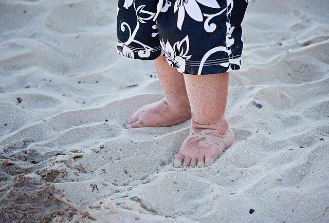 Wanneer kinderen blootvoets lopen op het strand ervaren ze een gevoel van vrijheid