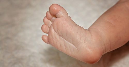 Blootvoets lopen en de voordelen voor kinderen