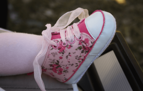 Wanneer mogen baby sneakers dragen en wanneer laat je ze blootvoets lopen