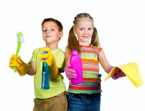 Geschikte klusjes voor kinderen volgens hun leeftijd zoals bijvoorbeeld schoonmaken in huis
