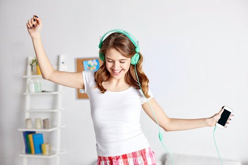 Tiener met mintkleurige koptelefoon