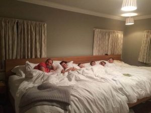 Een enorm groot bed voor een echtpaar en hun kinderen