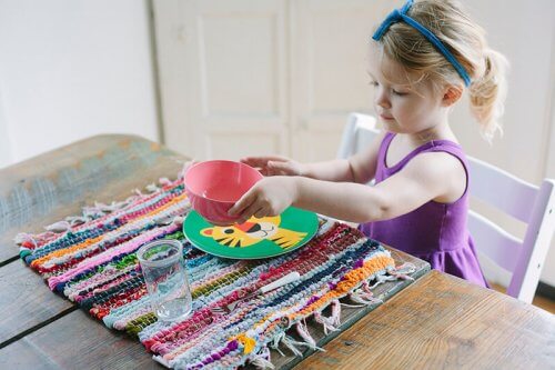 Geschikte klusjes voor kinderen volgens hun leeftijd zoals bijvoorbeeld de tafel dekken
