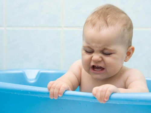 Baby in een blauw badje