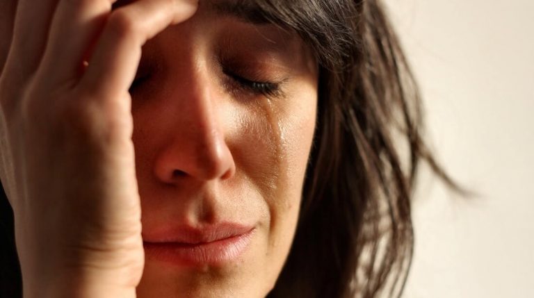 Huilende vrouw met het lege nest syndroom