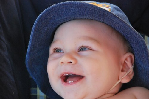 Lachende baby met vier tandjes