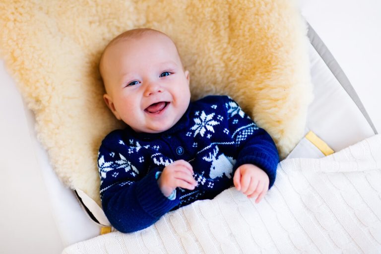 Baby met blauwe wintertrui