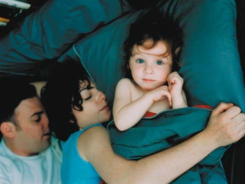 Ouders liggen te slapen het kindje is wakker