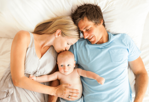 Baby in bed ouders