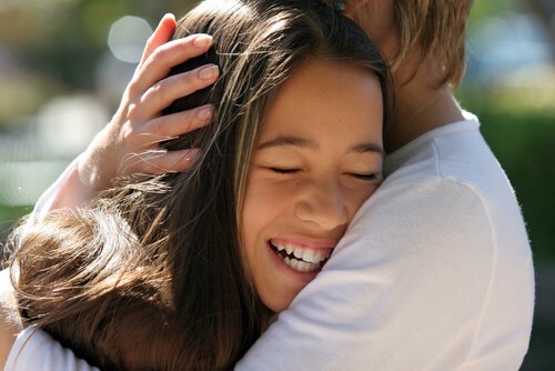 Een van de voordelen van het strelen van je kind is dat het een band creëert tussen ouders en hun kinderen