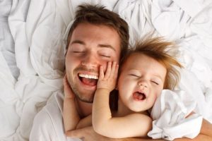 8 therapeutische voordelen van het strelen van je kind