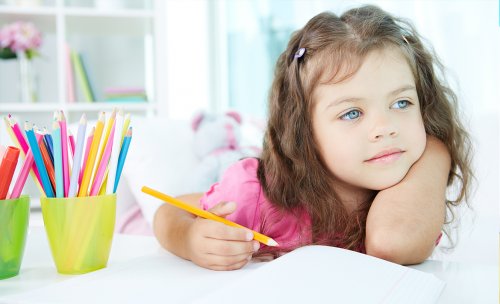 Hoe maak je huiswerk als je kind snel is afgeleid op school