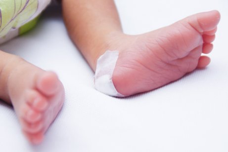 Wat houdt de neonatale hielprik precies in