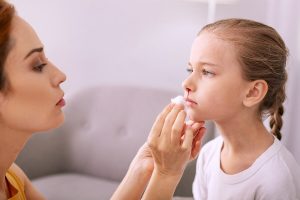 Hoe behandel en voorkom je een bloedneus bij kinderen?
