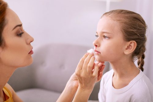 Hoe behandel en voorkom je een bloedneus bij kinderen?