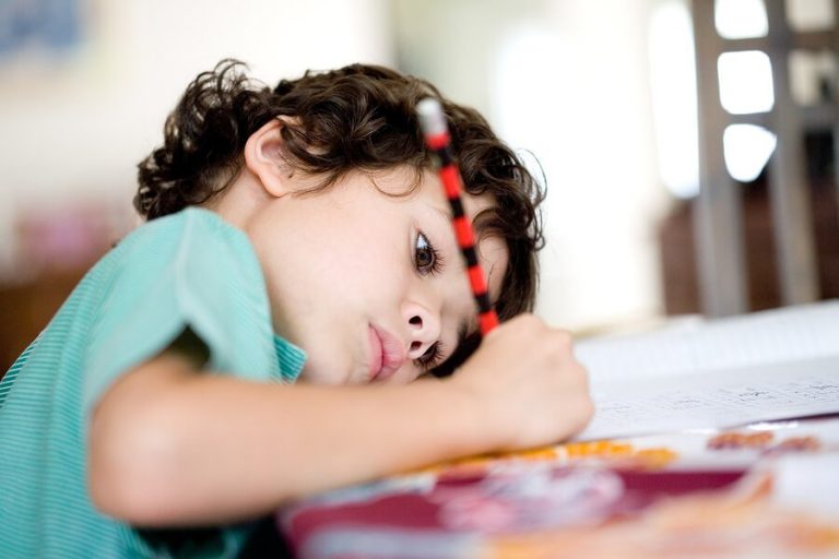 6 tips om kinderen te leren zelfstandig huiswerk te maken