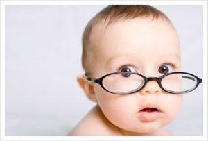 Ontwikkeling van het gezichtsvermogen van je baby: wanneer kan hij zien
