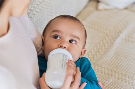 De aanbevolen hoeveelheid melk via borstvoeding of de fles gebaseerd op je baby's leeftijd