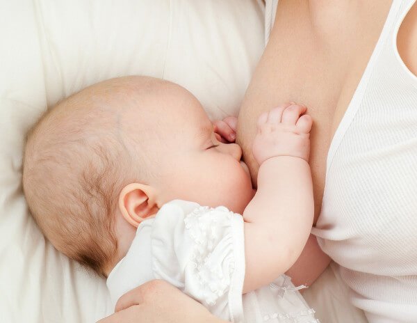 De aanbevolen hoeveelheid melk gebaseerd op je baby's leeftijd