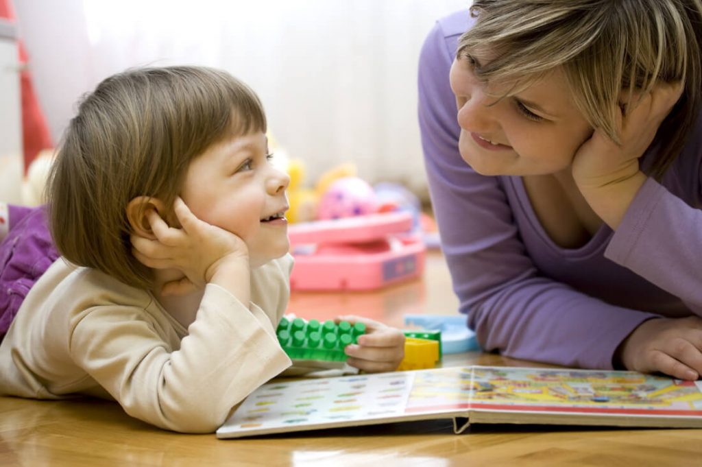 Moeder en kind spelen samen