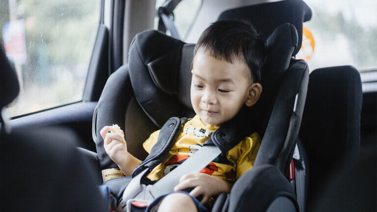 Waarom een kind niet met jas aan in de auto mag rijden