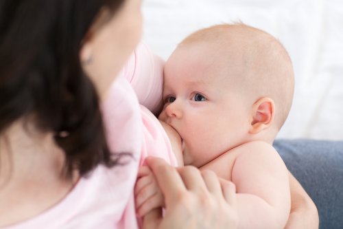 Baby krijgt borstvoeding