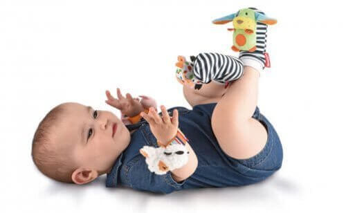 Baby met rammel speelgoed