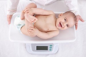 De gewichtstoename van je baby per maand