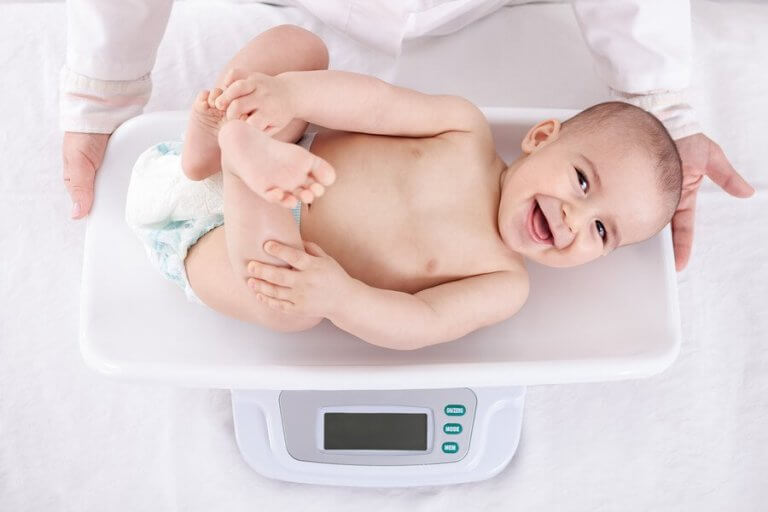 De gewichtstoename van je baby per maand