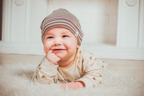 Baby ligt op zijn buik