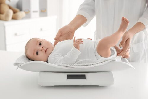 baby op een weegschaal