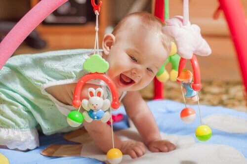 Baby begint te kruipen