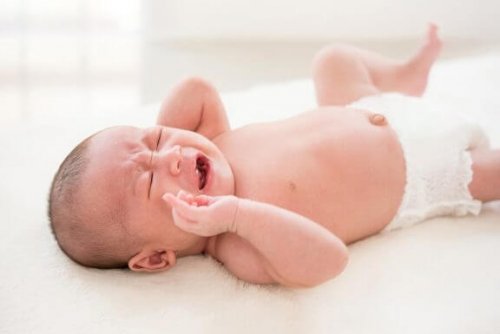 Trucs om koliek te verlichten bij pasgeboren baby's