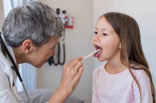 arts kijkt naar de tong van een kind