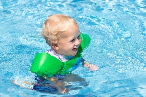 11 dingen voor je baby als je naar het zwembad gaat