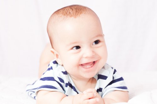 lachende baby met nieuwe tandjes
