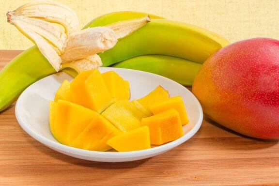 bordje mango en een banaan
