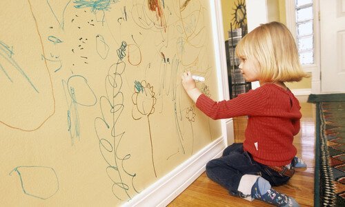 Meisje tekent op de muur