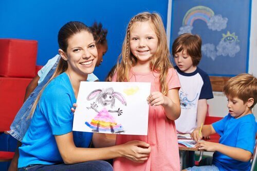 Meisje met tekening van aangekleed konijn