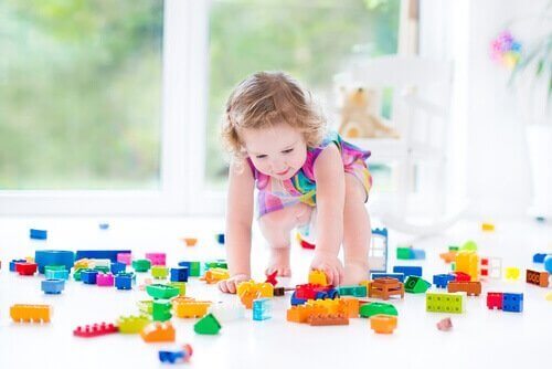 Meisje speelt met lego blokken