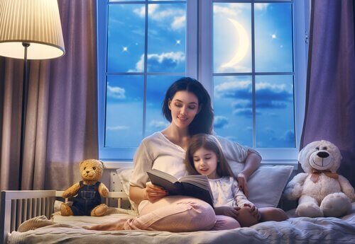Moeder en dochter lezen in bed