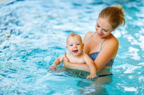 moeder en baby in het zwembad