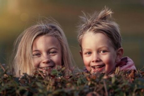nichtje en neefje lachen samen